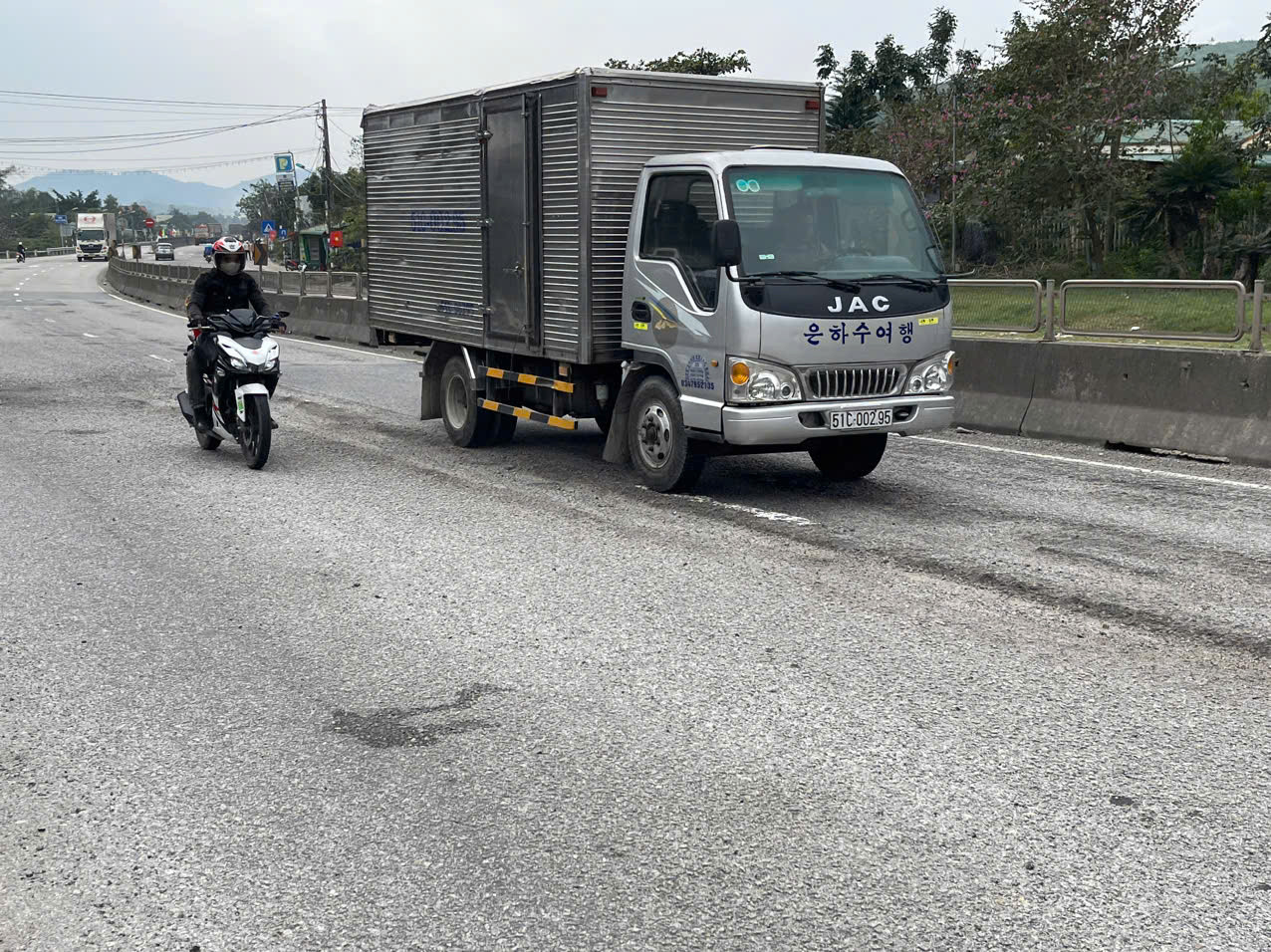 Đường hư hỏng gây khó khăn cho người tham gia giao thông bằng xe máy về quê ăn Tết. Ảnh: Thanh Nhật