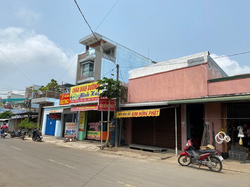 Sau khi được lực lượng chức năng tuyên truyền và vận động, người dân đã không còn tập trung trước tiệm vàng của vợ chồng ông T, bà H. Sau khi được lực lượng chức năng tuyên truyền và vận động, người dân đã không còn tập trung trước tiệm vàng của vợ chồng ông T, bà H.