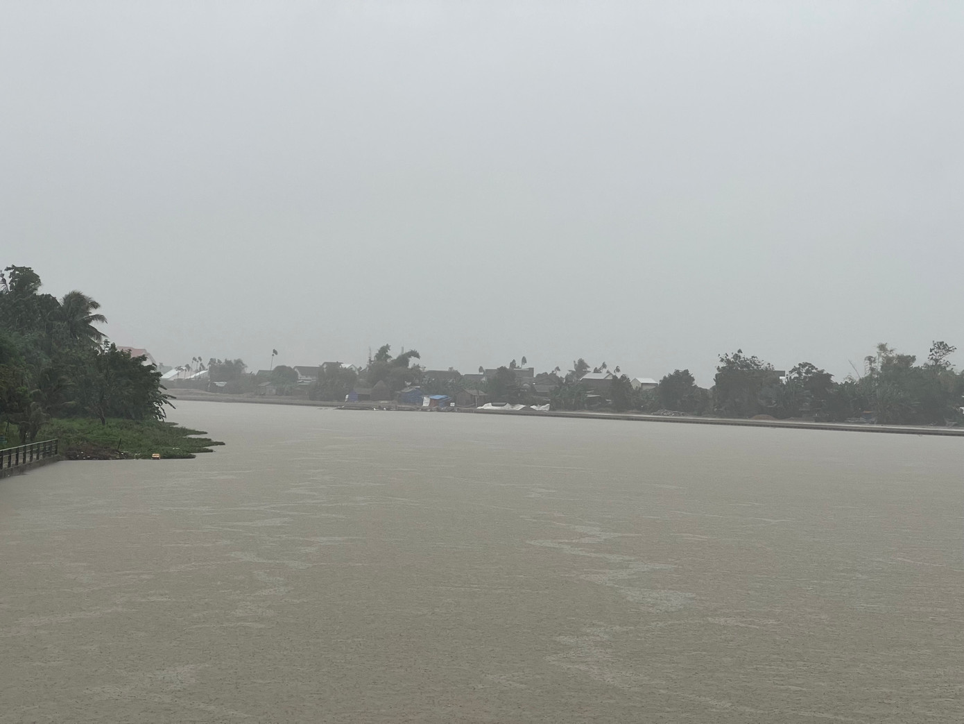 Hiện nay, mực nước trên các sông trong khu vực tỉnh Quảng Ngãi còn ở mức thấp, dưới báo động 1. Hiện nay, mực nước trên các sông trong khu vực tỉnh Quảng Ngãi còn ở mức thấp, dưới báo động 1.