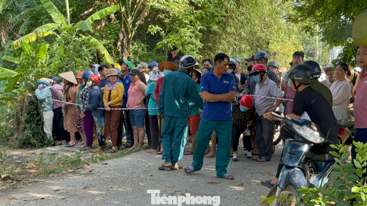 Rất nhiều người dân hiếu kỳ đến theo dõi công an phá án. Ảnh: Nguyễn Ngọc Rất nhiều người dân hiếu kỳ đến theo dõi công an phá án. Ảnh: Nguyễn Ngọc