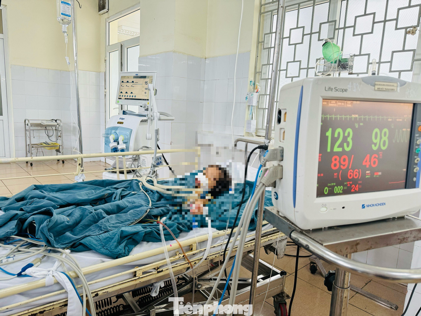 Cháu L.H.C.N. (4 tuổi) bị đâm 6 nhát, trong đó có 2 nhát chí mạng thấu ngực, thấu bụng gây thủng phổi, thủng gan... Cháu L.H.C.N. (4 tuổi) bị đâm 6 nhát, trong đó có 2 nhát chí mạng thấu ngực, thấu bụng gây thủng phổi, thủng gan...