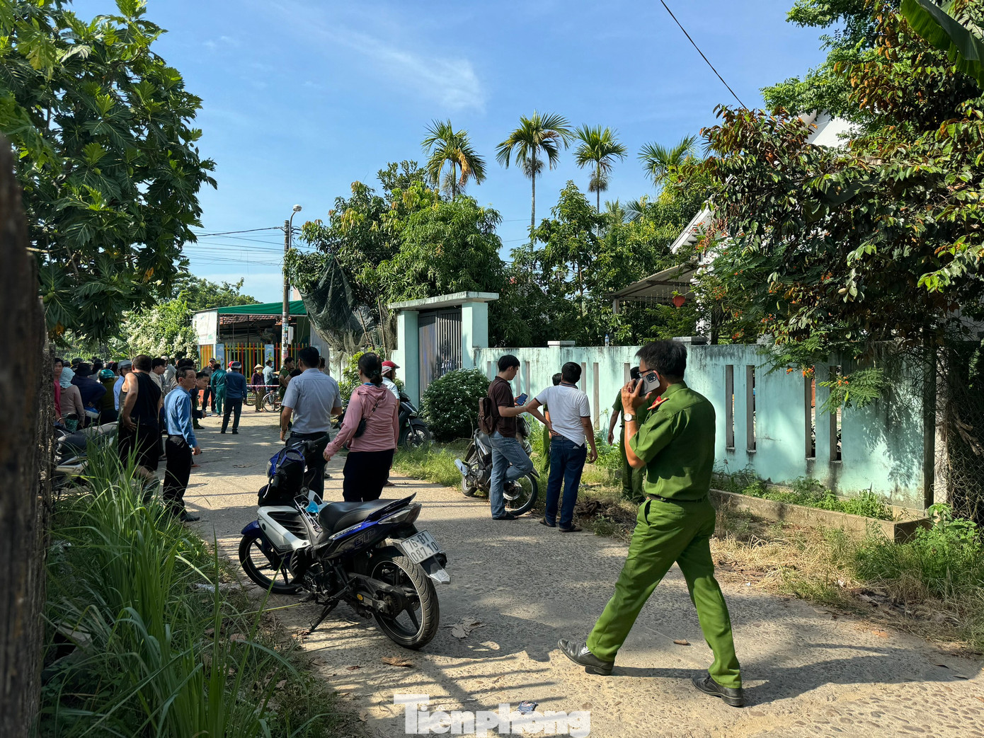 Công an phong tỏa hiện trường. Công an phong tỏa hiện trường.