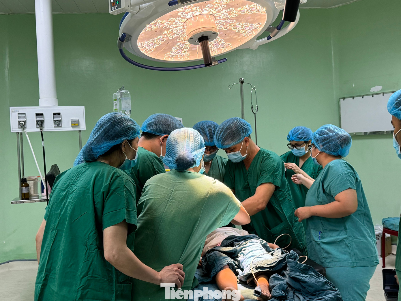 Các y, bác sĩ đang khẩn trương mổ, cấp cứu 2 cháu con ông T.