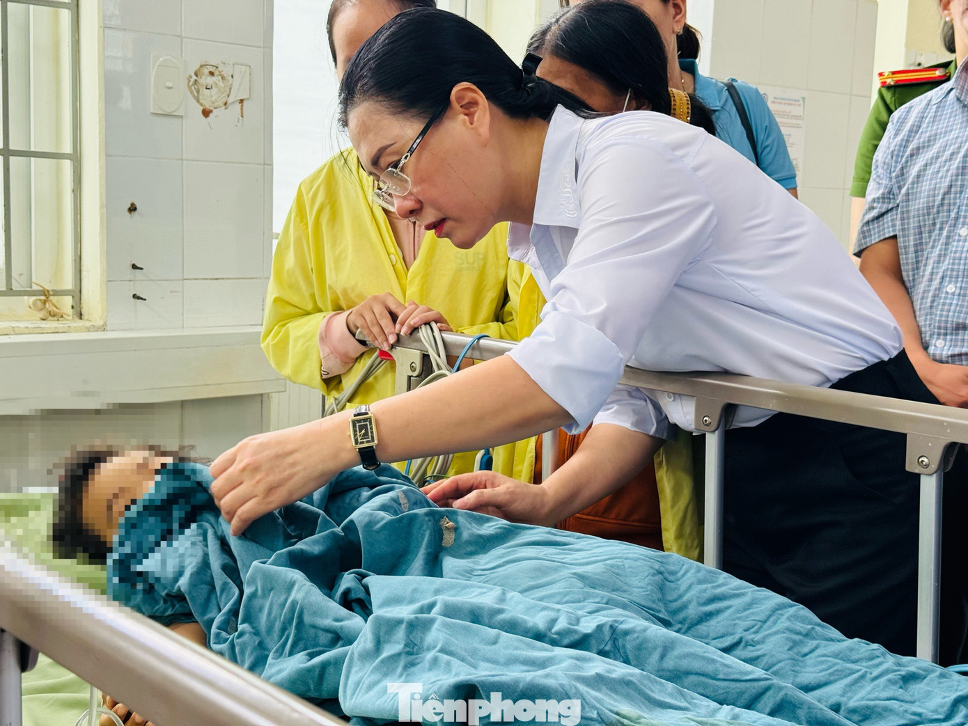 Bí thư Tỉnh ủy Quảng Ngãi Bùi Thị Quỳnh Vân thăm 2 cháu nhỏ trong vụ thảm án.