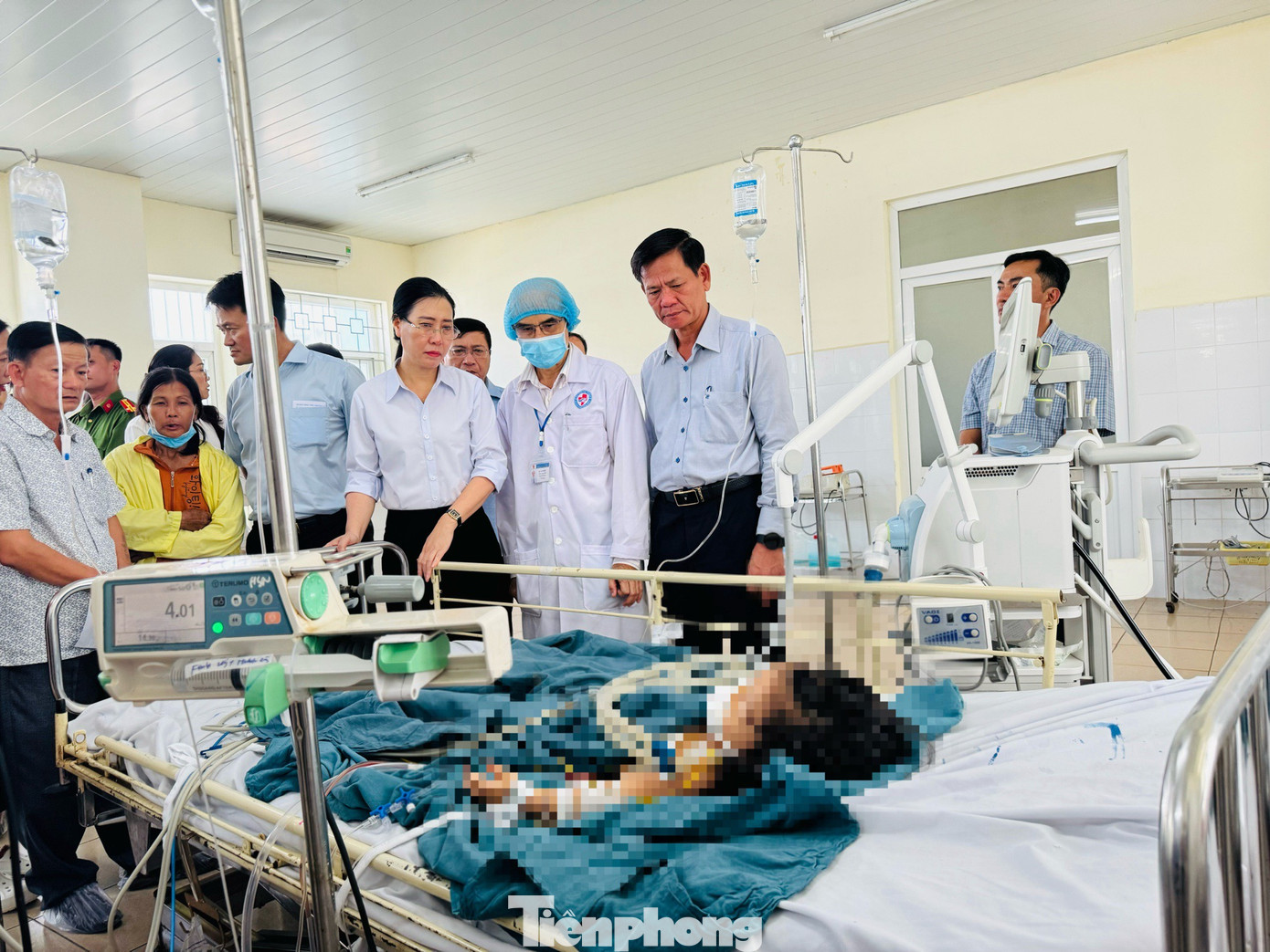 Bí thư Tỉnh ủy Quảng Ngãi Bùi Thị Quỳnh Vân thăm 2 cháu trong vụ thảm án. Bí thư Tỉnh ủy Quảng Ngãi Bùi Thị Quỳnh Vân thăm 2 cháu trong vụ thảm án.