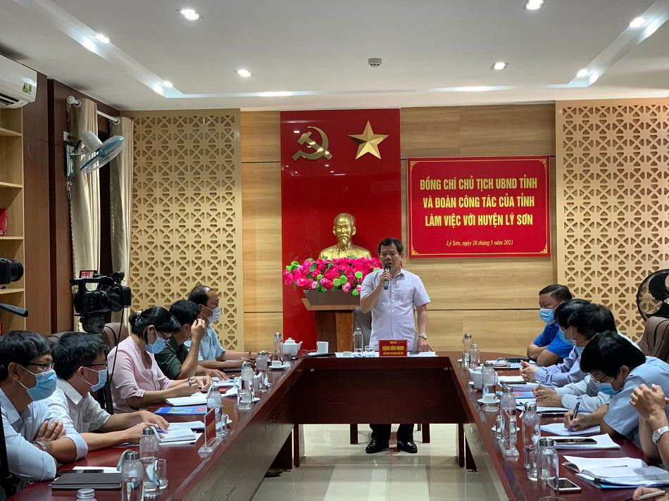 Chủ tịch UBND tỉnh Quảng Ngãi Đặng Văn Minh làm việc với huyện Lý Sơn ngày 28/5 -Ảnh: Nguyễn Ngọc