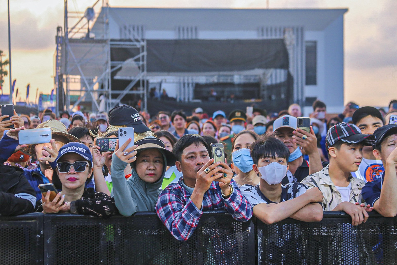 Các màn tranh tài nảy lửa khiến khán giả đứng ngồi không yên.