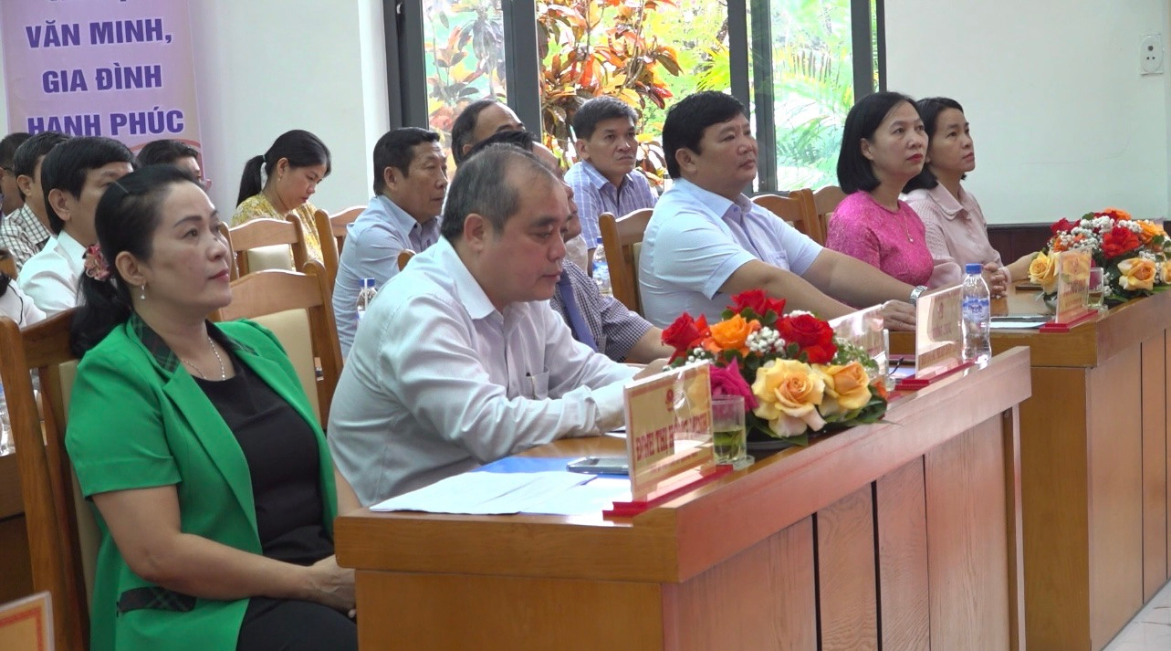 Dự lễ phát động có Phó Bí thư Tỉnh ủy Quảng Ngãi Đinh Thị Hồng Minh; Phó Chủ tịch UBND tỉnh Trần Hoàng Tuấn; Phó Chủ tịch HĐND tỉnh Nguyễn Tấn Đức, cùng đại diện lãnh đạo các sở, ban, ngành, địa phương. Dự lễ phát động có Phó Bí thư Tỉnh ủy Quảng Ngãi Đinh Thị Hồng Minh; Phó Chủ tịch UBND tỉnh Trần Hoàng Tuấn; Phó Chủ tịch HĐND tỉnh Nguyễn Tấn Đức, cùng đại diện lãnh đạo các sở, ban, ngành, địa phương.