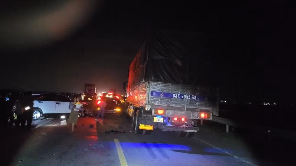 Hiện trường vụ tai nạn giao thông liên hoàn trên tuyến đường tránh QL 1 đoạn qua địa phận xã Đức Thạnh, huyện Mộ Đức, Quảng Ngãi.