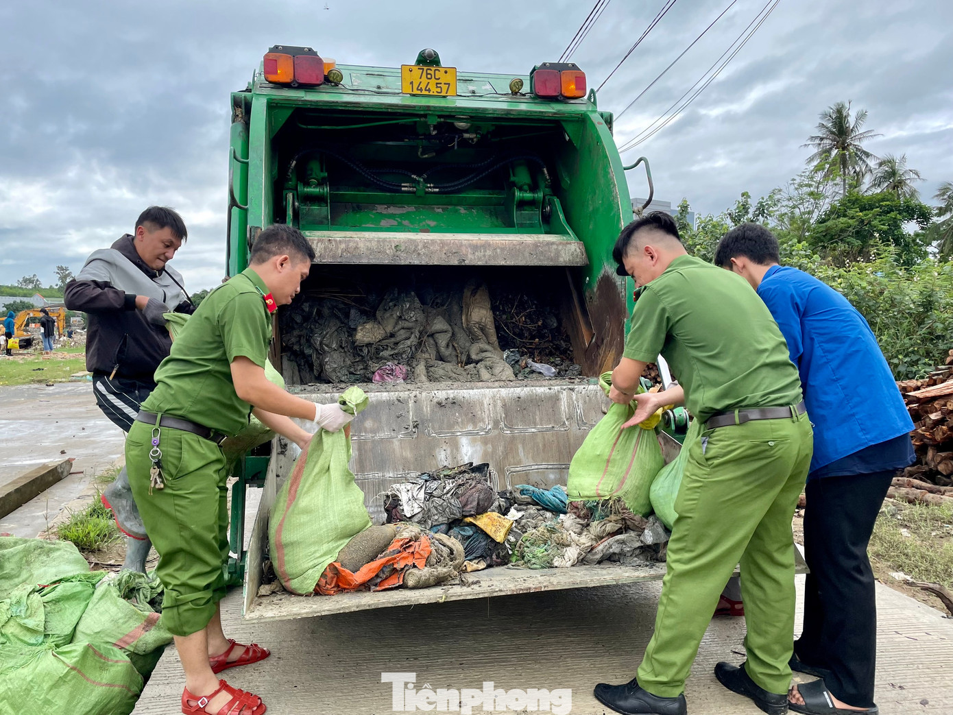 Rác sau khi thu gom, được xe của Công ty CP Môi trường Đô thị Quảng Ngãi vận chuyển đến khu xử lý. Rác sau khi thu gom, được xe của Công ty CP Môi trường Đô thị Quảng Ngãi vận chuyển đến khu xử lý.