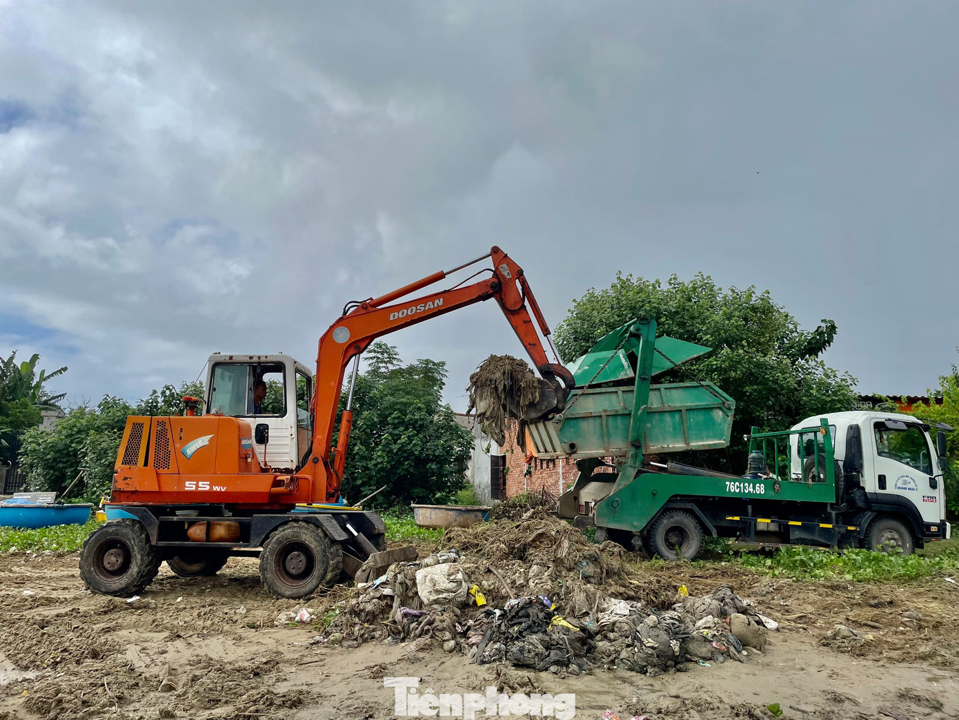 Rác sau khi thu gom, được xe của Công ty CP Môi trường Đô thị Quảng Ngãi vận chuyển đến khu xử lý. Rác sau khi thu gom, được xe của Công ty CP Môi trường Đô thị Quảng Ngãi vận chuyển đến khu xử lý.