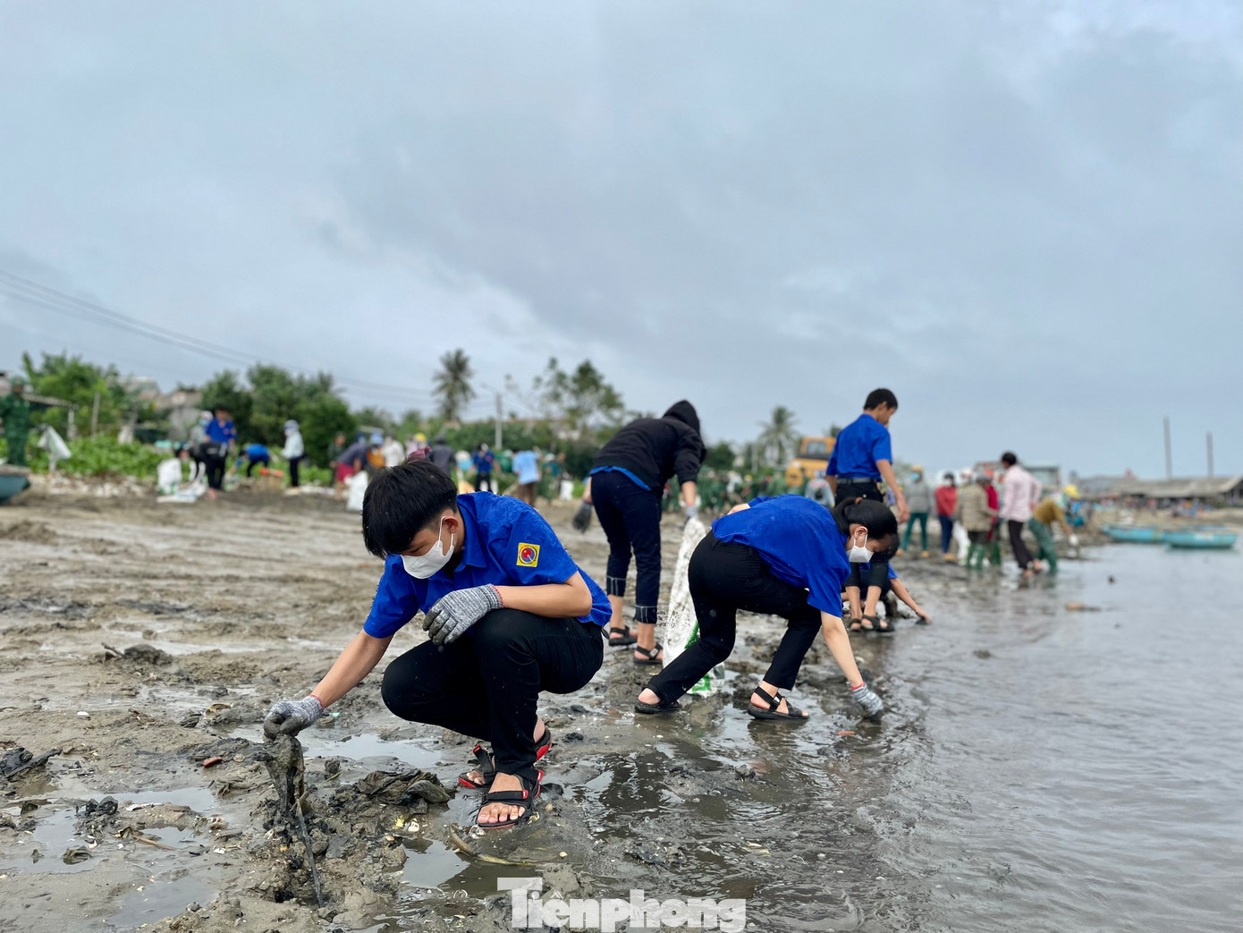 Hàng trăm đoàn viên thanh niên tham gia dọn rác. Hàng trăm đoàn viên thanh niên tham gia dọn rác.