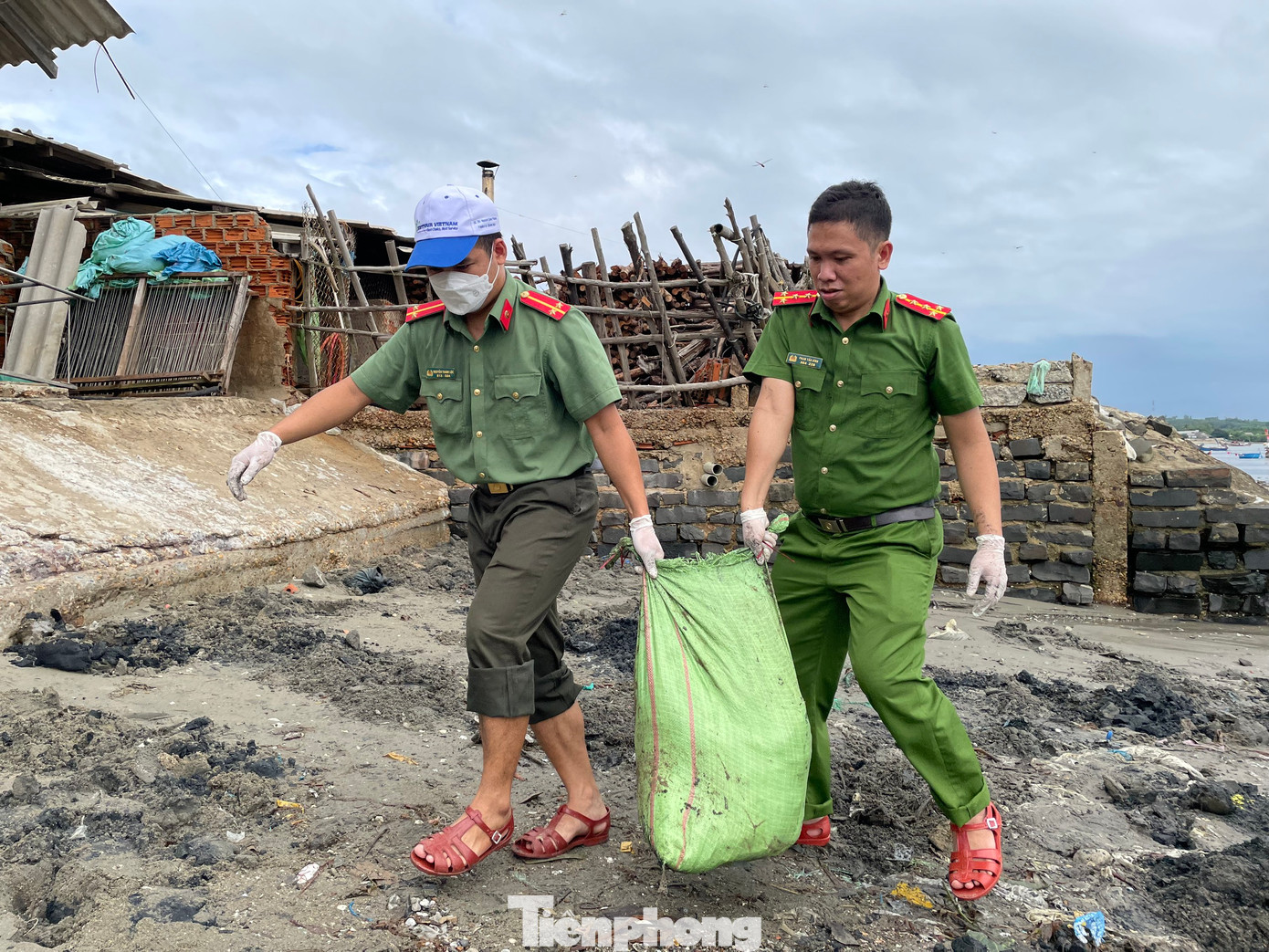 Các chiến sĩ biên phòng cùng công an tham gia dọn rác. Các chiến sĩ biên phòng cùng công an tham gia dọn rác.