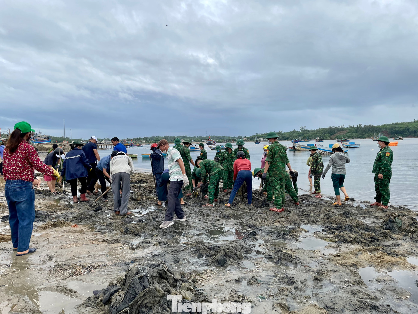 Gần 100 tấn rác được thu gom ở bãi biển thôn An Vĩnh. Gần 100 tấn rác được thu gom ở bãi biển thôn An Vĩnh.