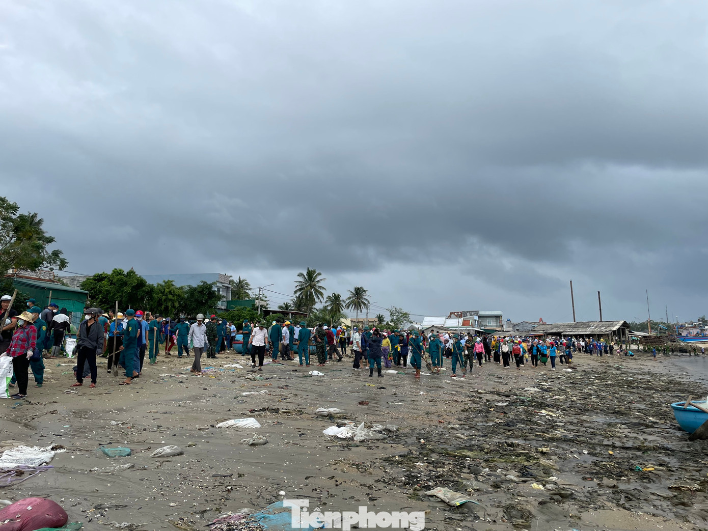 Gần 100 tấn rác được thu gom ở bãi biển thôn An Vĩnh. Gần 100 tấn rác được thu gom ở bãi biển thôn An Vĩnh.