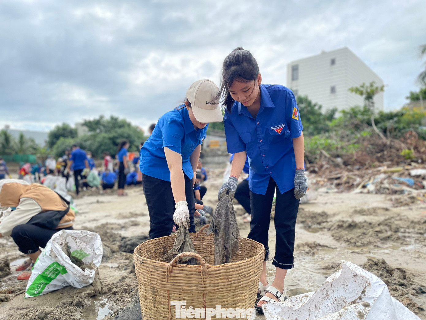 Hàng trăm đoàn viên thanh niên tham gia dọn rác. Hàng trăm đoàn viên thanh niên tham gia dọn rác.