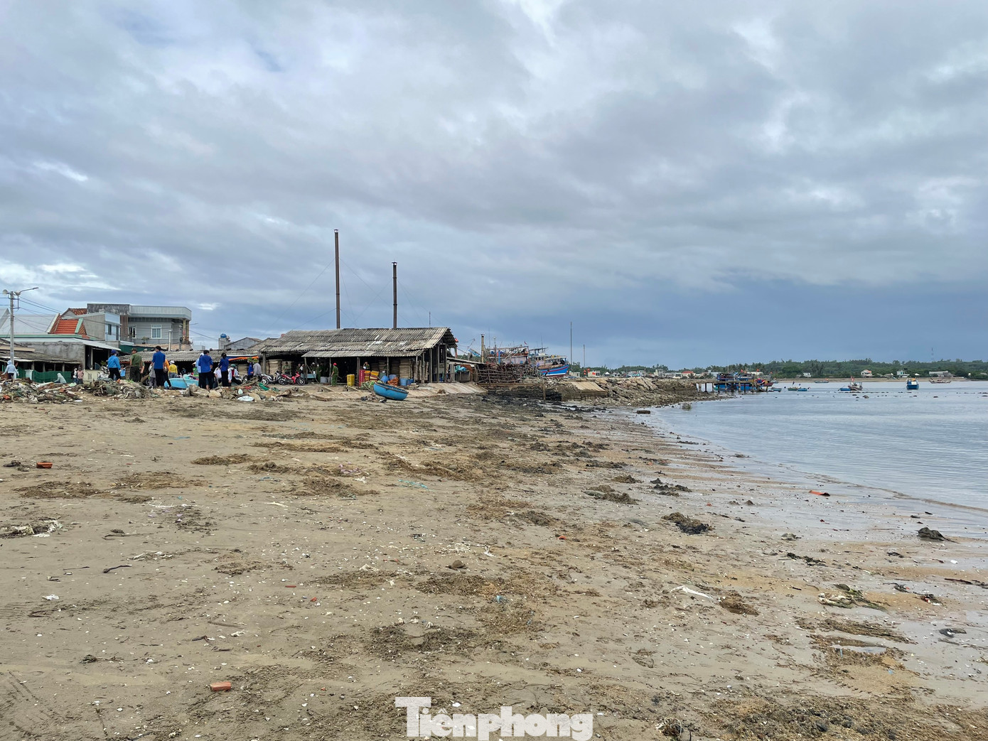 Bãi biển thôn An Vĩnh sau khi được dọn sạch rác. Bãi biển thôn An Vĩnh sau khi được dọn sạch rác.