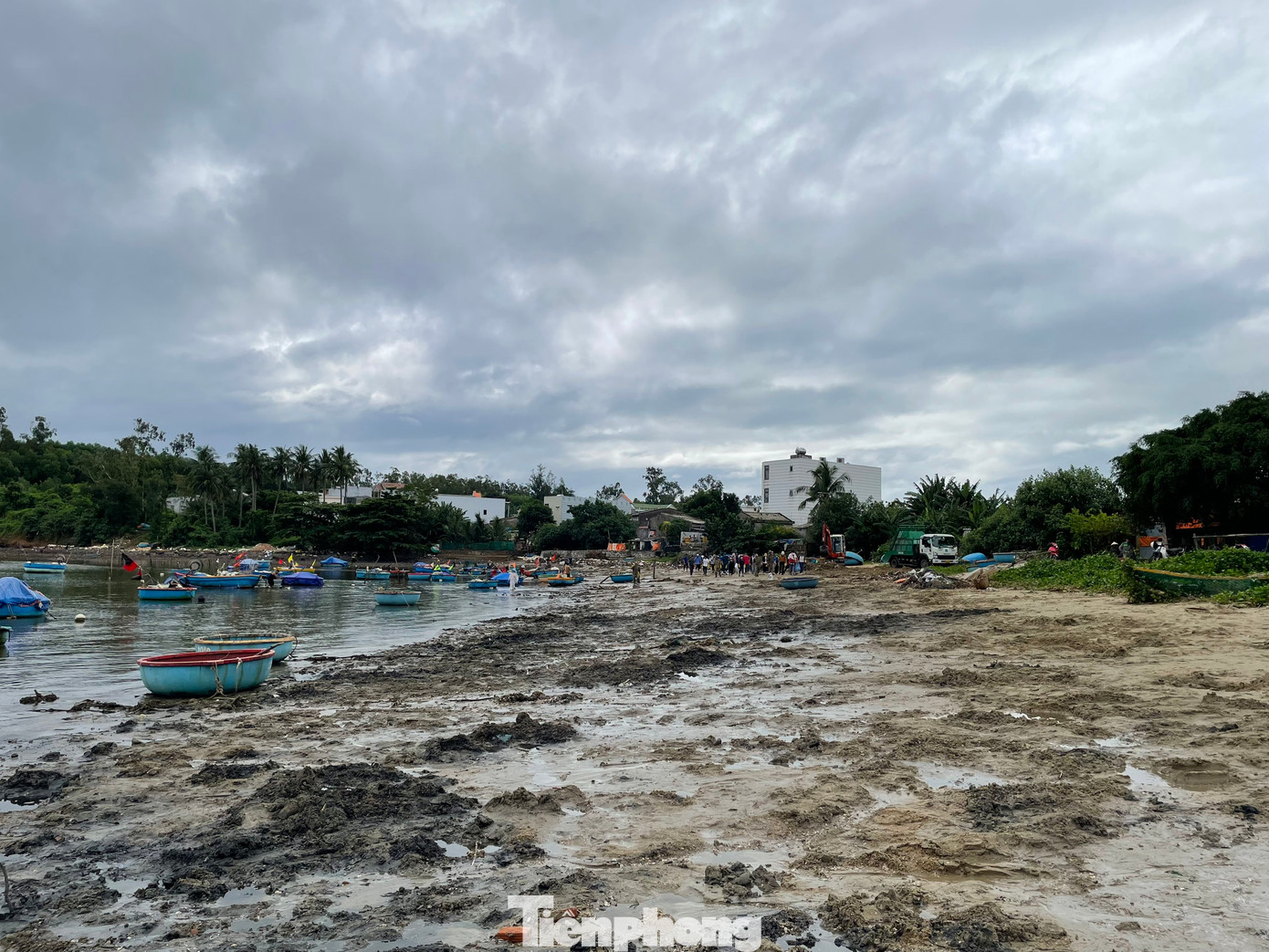 Bãi biển thôn An Vĩnh sau khi được dọn sạch rác. Bãi biển thôn An Vĩnh sau khi được dọn sạch rác.