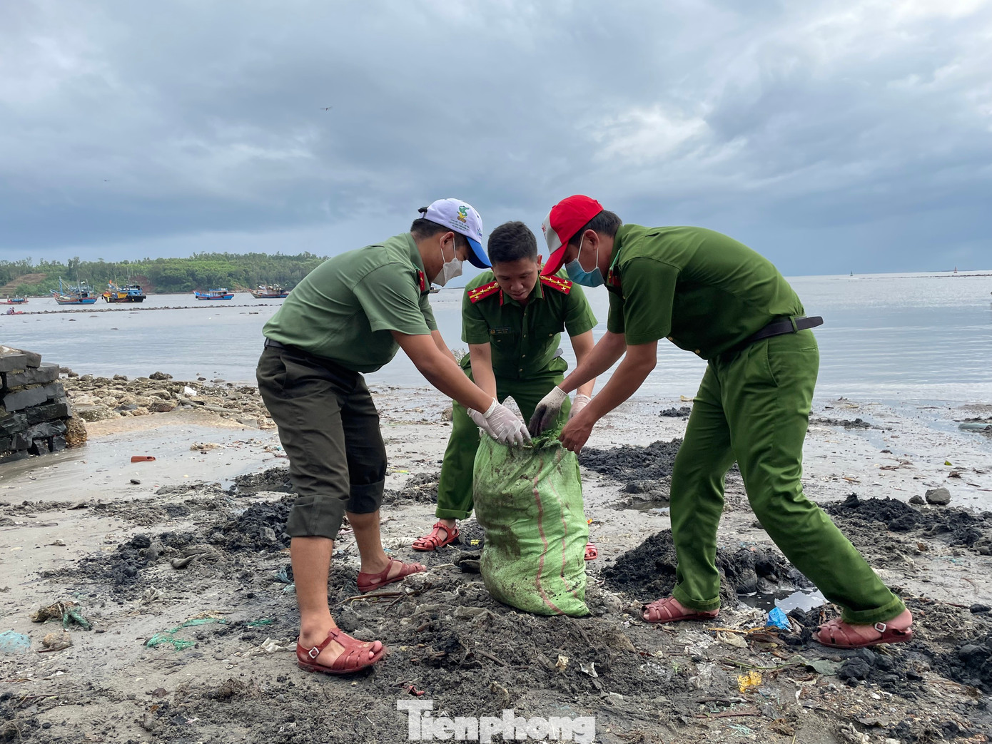 Các chiến sĩ biên phòng cùng công an tham gia dọn rác. Các chiến sĩ biên phòng cùng công an tham gia dọn rác.