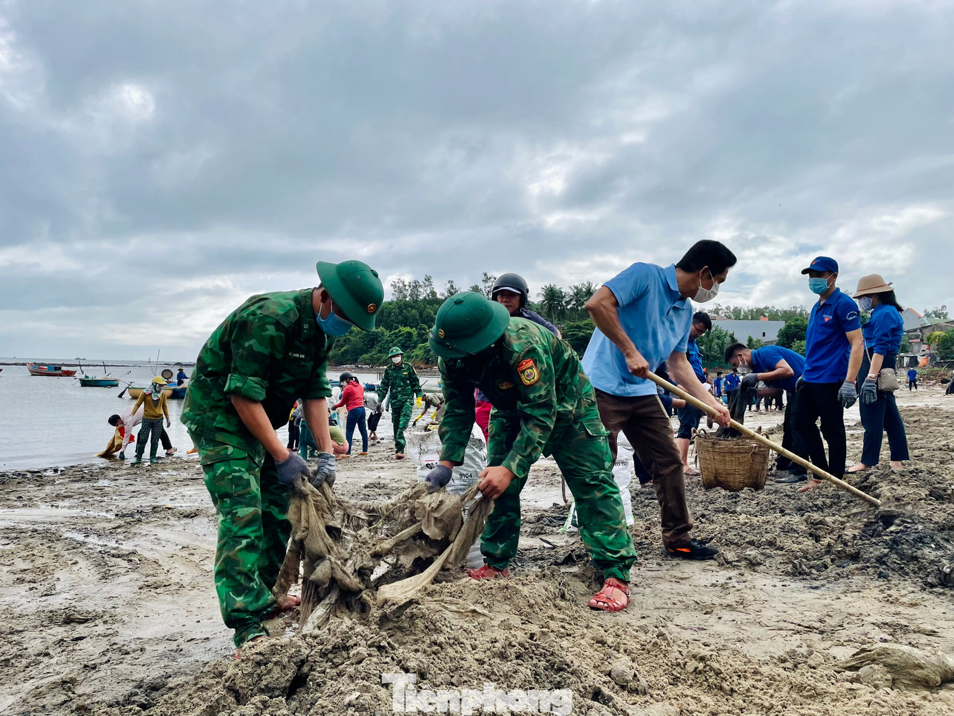 Các chiến sĩ biên phòng cùng công an tham gia dọn rác. Các chiến sĩ biên phòng cùng công an tham gia dọn rác.