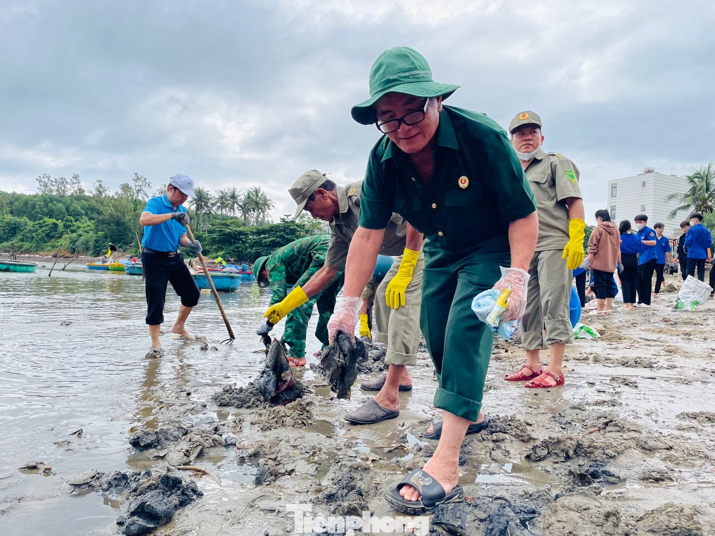 Các chiến sĩ biên phòng cùng công an tham gia dọn rác. Các chiến sĩ biên phòng cùng công an tham gia dọn rác.