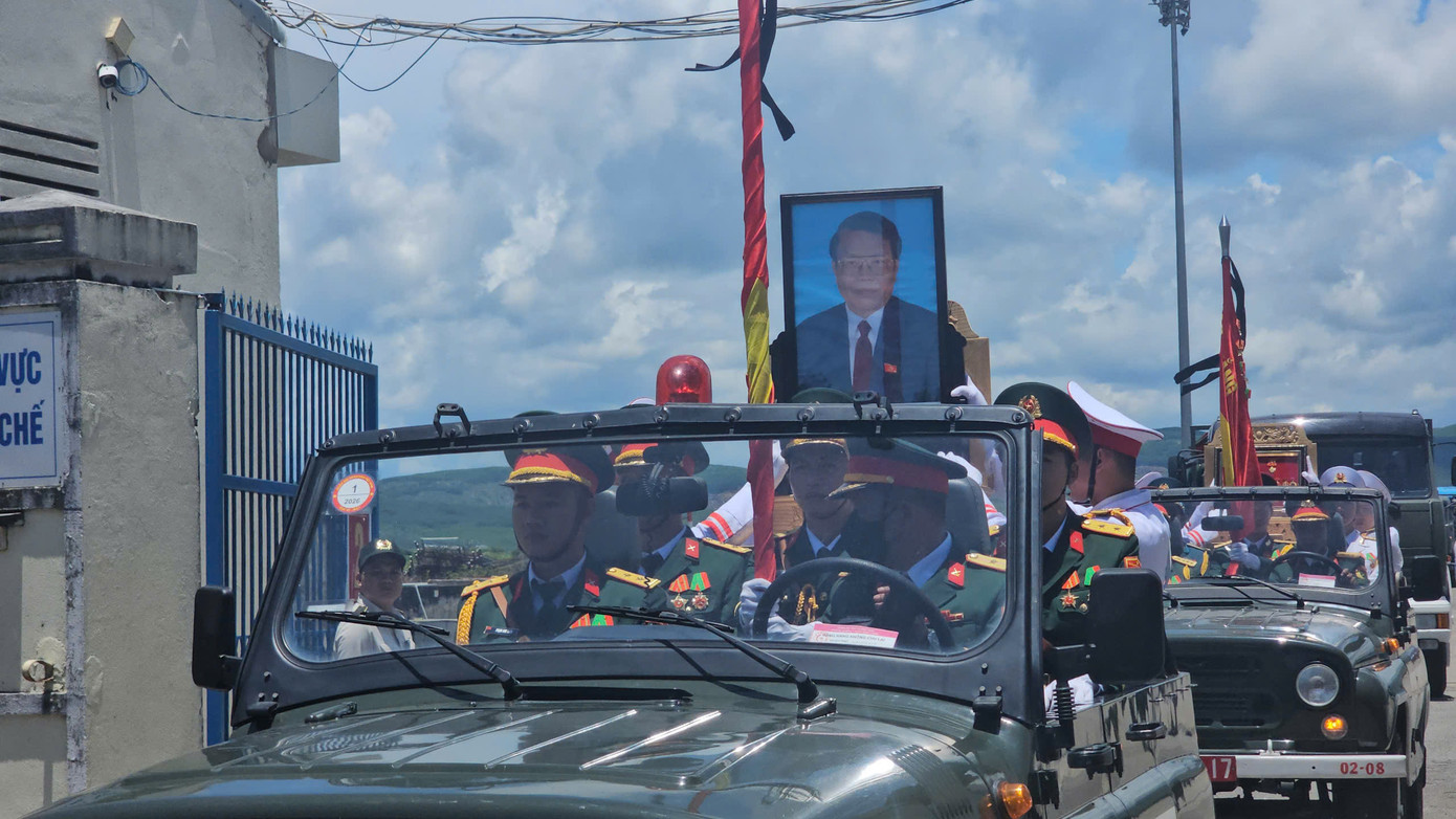 Hiện linh cữu đã lên linh xa di chuyển về nơi an táng ở xã Phổ Khánh (cách sân bay Chu Lai khoảng 100km). Hiện linh cữu đã lên linh xa di chuyển về nơi an táng ở xã Phổ Khánh (cách sân bay Chu Lai khoảng 100km).