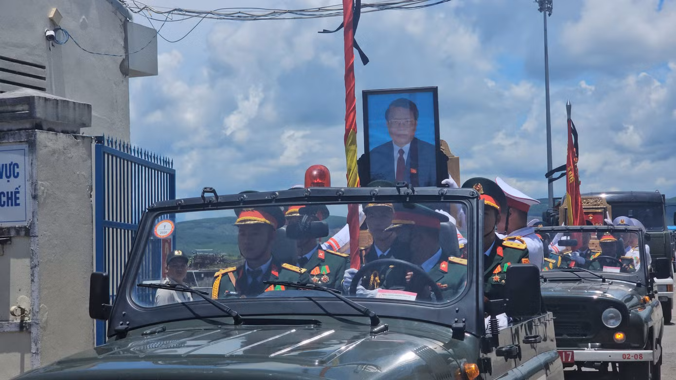 Hiện linh cữu đã lên linh xa di chuyển về nơi an táng ở xã Phổ Khánh (cách sân bay Chu Lai khoảng 100km). Hiện linh cữu đã lên linh xa di chuyển về nơi an táng ở xã Phổ Khánh (cách sân bay Chu Lai khoảng 100km).