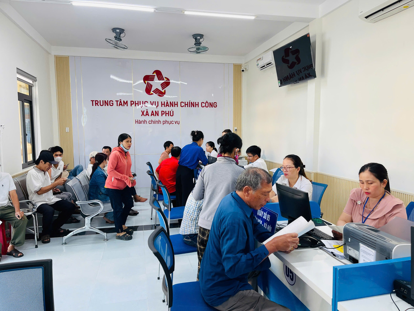 24 xã ở Quảng Ngãi không phát sinh thủ tục hành chính, trong 4 ngày đầu làm việc. 24 xã ở Quảng Ngãi không phát sinh thủ tục hành chính, trong 4 ngày đầu làm việc.