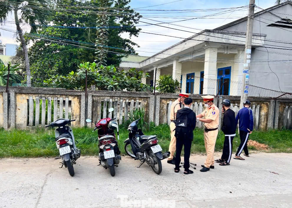 Lực lượng CSGT Công an Quảng Ngãi xử lý trường hợp vi phạm là học sinh. Lực lượng CSGT Công an Quảng Ngãi xử lý trường hợp vi phạm là học sinh.