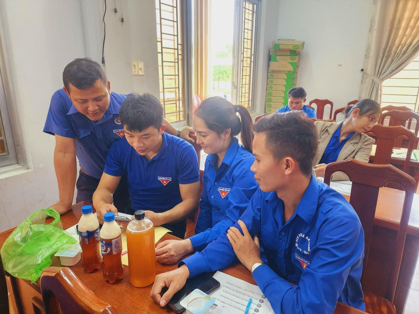 Thanh niên huyện Ba Tơ thực hành xây dựng thương hiệu thổ cẩm Ba Tơ và quảng bá mật ong rừng Ba Tơ trên nền tảng số. Thanh niên huyện Ba Tơ thực hành xây dựng thương hiệu thổ cẩm Ba Tơ và quảng bá mật ong rừng Ba Tơ trên nền tảng số.