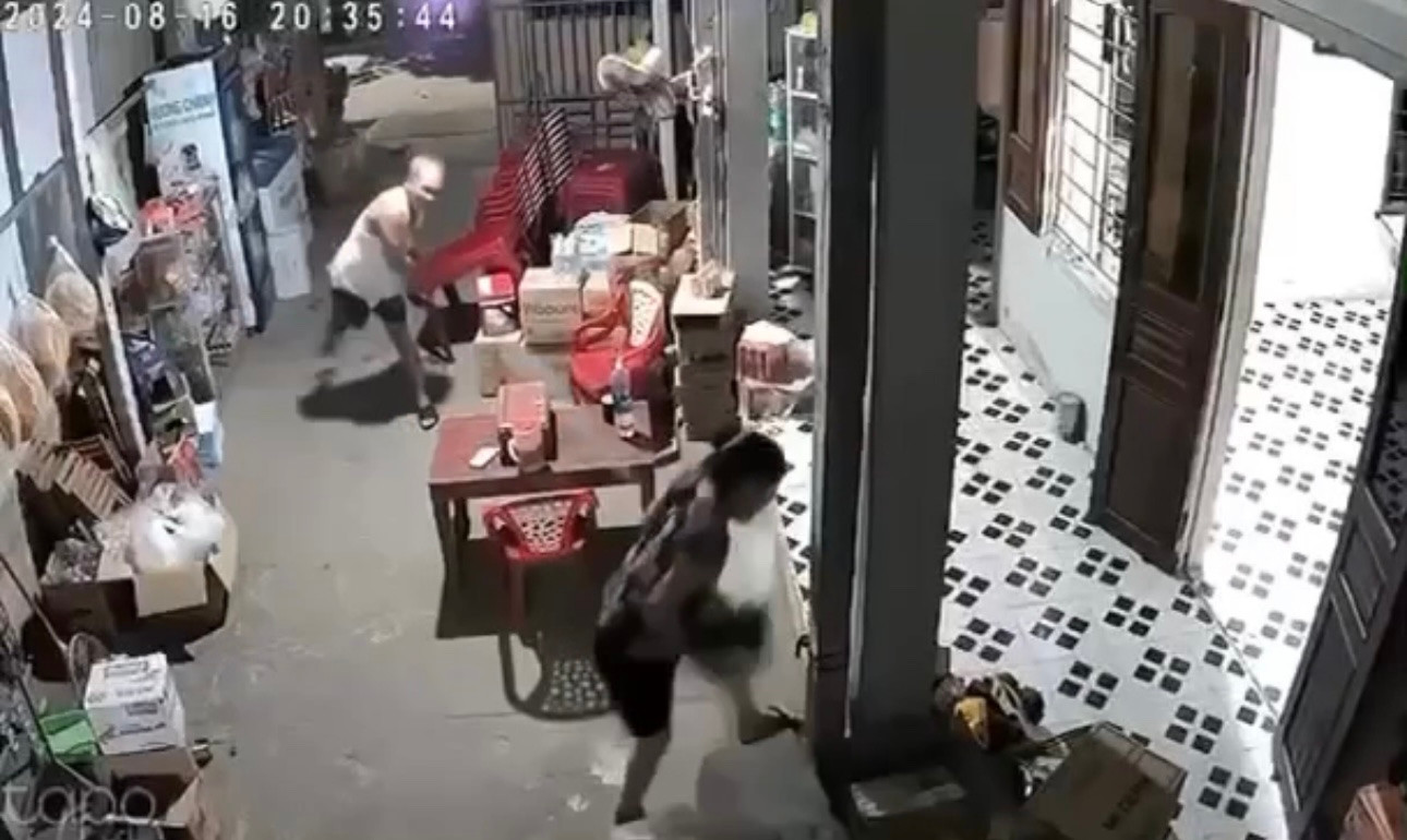 Người chồng đánh vợ tới tấp, mặc cho người vợ quỳ lạy van xin. Ảnh cắt từ Clip Người chồng đánh vợ tới tấp, mặc cho người vợ quỳ lạy van xin. Ảnh cắt từ Clip