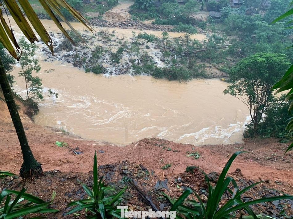 Lũ quét kèm theo sạt lở ở xóm Nước Loan, thôn Xà Râu, xã Ba Nam, huyện Ba Tơ, tỉnh Quảng Ngãi hàng chục nhà dân có nguy cơ bị xóa sổ. Ảnh: Nguyễn Ngọc Lũ quét kèm theo sạt lở ở xóm Nước Loan, thôn Xà Râu, xã Ba Nam, huyện Ba Tơ, tỉnh Quảng Ngãi hàng chục nhà dân có nguy cơ bị xóa sổ. Ảnh: Nguyễn Ngọc