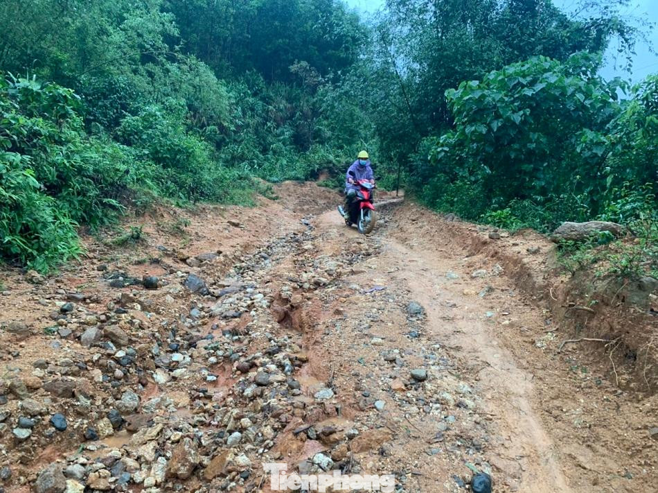 Lũ quét, sạt lở làm hư hỏng nhiều đoạn đường liên thôn, xã gây ách tắc, 76 hộ dân với 287 nhân khẩu của thôn Làng Vờ, xã Ba Nam đứng trước nguy cơ bị chia cắt cô lập. Ảnh: Nguyễn Ngọc Lũ quét, sạt lở làm hư hỏng nhiều đoạn đường liên thôn, xã gây ách tắc, 76 hộ dân với 287 nhân khẩu của thôn Làng Vờ, xã Ba Nam đứng trước nguy cơ bị chia cắt cô lập. Ảnh: Nguyễn Ngọc