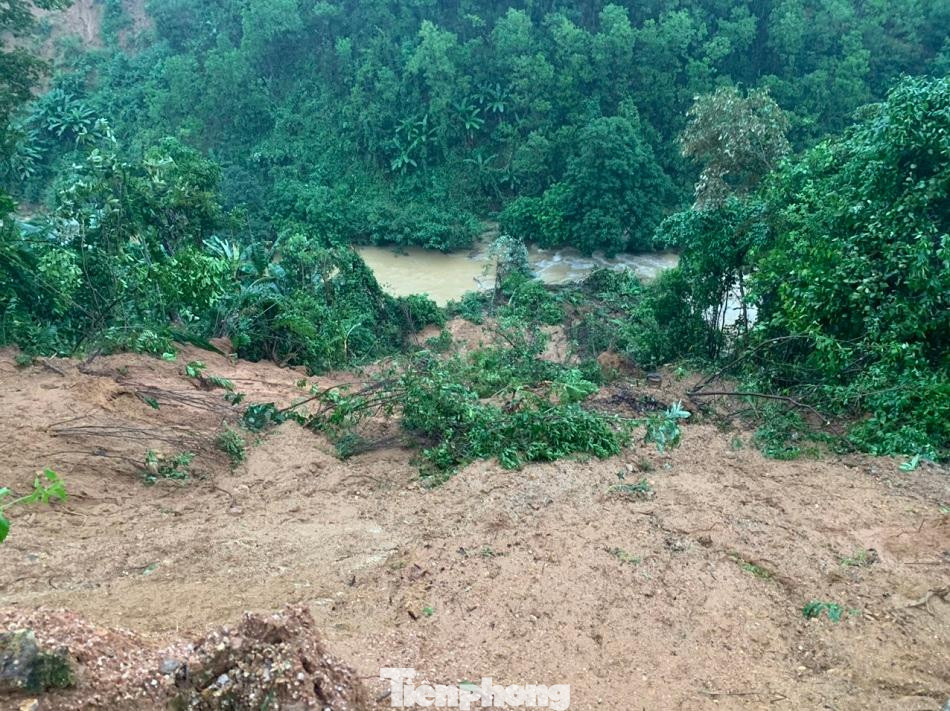 Điểm sạt lở trên tuyến đường lên thôn Làng Vờ, xã Ba Nam, huyện Ba Tơ, tỉnh Quảng Ngãi. Ảnh: Nguyễn Ngọc Điểm sạt lở trên tuyến đường lên thôn Làng Vờ, xã Ba Nam, huyện Ba Tơ, tỉnh Quảng Ngãi. Ảnh: Nguyễn Ngọc