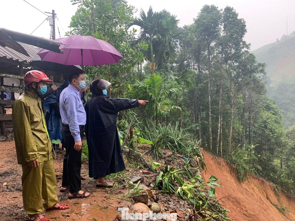 Hiện chính quyền địa phương đã khẩn cấp di dời các hộ dân đến nơi an toàn. Ảnh: Nguyễn Ngọc Hiện chính quyền địa phương đã khẩn cấp di dời các hộ dân đến nơi an toàn. Ảnh: Nguyễn Ngọc