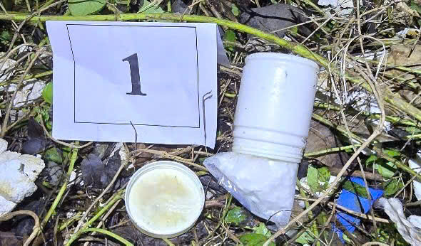 Kiểm tra bằng phương pháp test nhanh, chất tinh thể màu trắng cho kết quả dương tính với ma túy. Kiểm tra bằng phương pháp test nhanh, chất tinh thể màu trắng cho kết quả dương tính với ma túy.