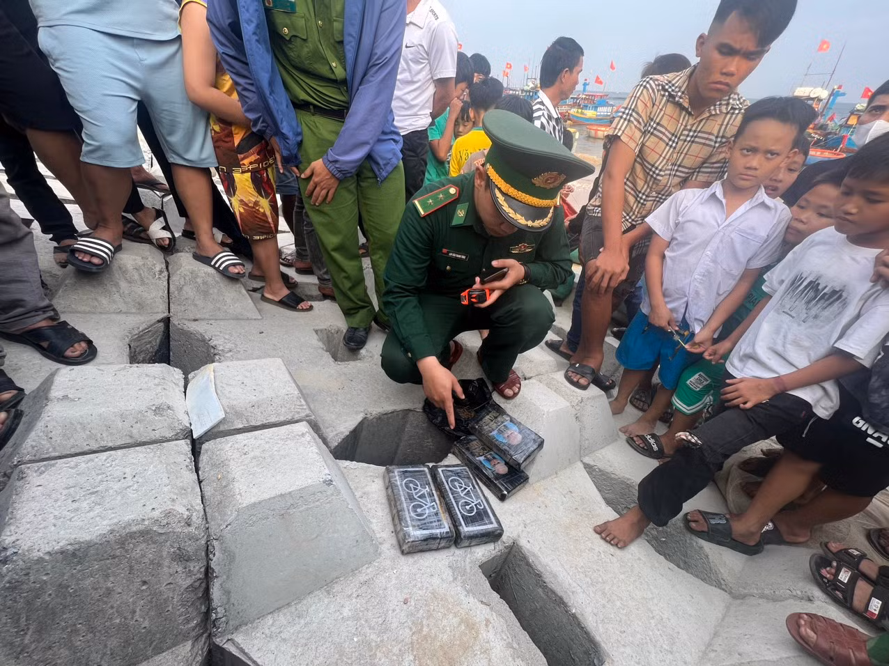 BĐBP Quảng Ngãi thu giữ các gói nghi cocaine. BĐBP Quảng Ngãi thu giữ các gói nghi cocaine.