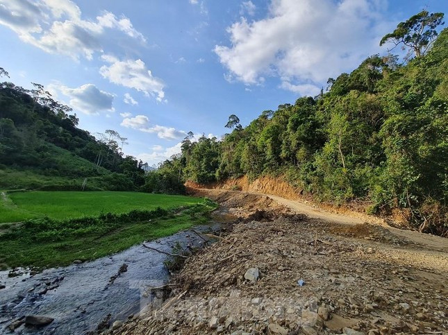 Tháng 5/2021, dù chưa được sự cho phép của các cơ quan chức năng, nhưng Công ty CP Xây lắp thủy điện Nước Long-Đức Bảo đã cho xe cơ giới “xẻ thịt,” lấn chiếm gần 5.000 m2 đất rừng trái phép và đất rừng phòng hộ để mở đường công vụ vào thi công hầm bổ sung nước 2, dự án thủy điện Nước Long.