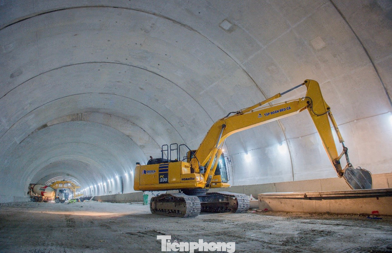 Hầm số 1 và 2 đã được đào thông và đã cơ bản hoàn thiện phần xây dựng bê tông vỏ hầm, móng đường… đủ điều kiện để thi công các hạng mục hoàn thiện như mặt đường và thiết bị cơ điện.