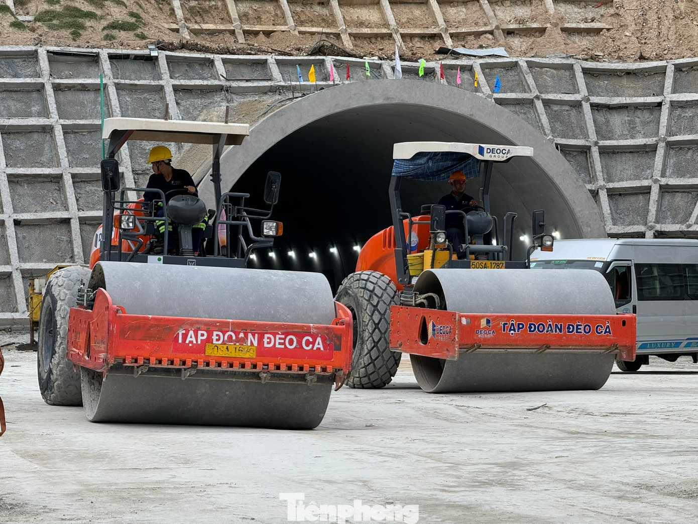 Lãnh đạo Công ty Cổ phần Tập đoàn Đèo Cả (nhà thầu thi công) cho biết, để hoàn thành kế hoạch đề ra trong năm 2024, trong dịp lễ 2/9, nhà thầu đã triển khai 50 mũi thi công, với hơn 4.000 nhân sự, 1.750 máy móc thiết bị tại công trường.