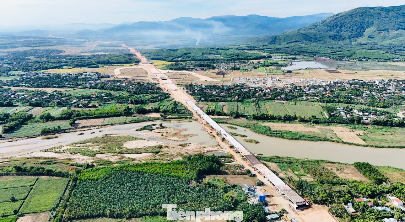 Toàn cảnh cầu sông Vệ, cây cầu dài nhất trên tuyến cao tốc Quảng Ngãi - Hoài Nhơn.