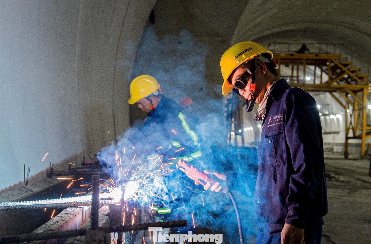 Công nhân Trần Văn Giỏi (quê ở TP. Cần Thơ) cho biết, từ lúc theo dự án đến giờ anh về thăm nhà một lần. Lễ Quốc khánh này anh không về quê, chọn ở lại làm việc với các anh em vì muốn dự án sớm được hoàn thành.