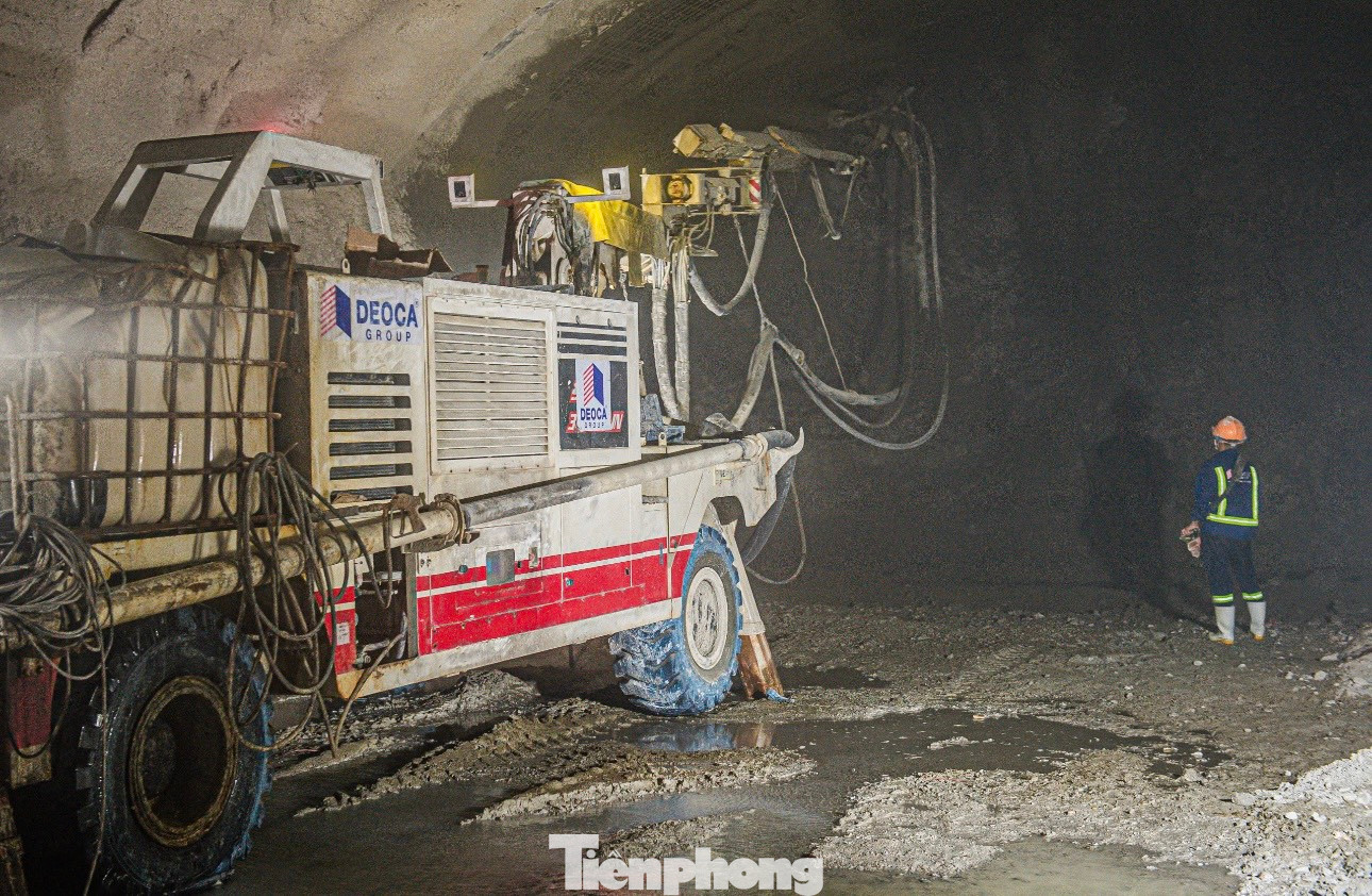 Riêng hầm số 3 (dài 3.200m) là hầm xuyên núi dài nhất trên hệ thống cao tốc Bắc - Nam phía Đông. Đến nay đã đào đồng thời hai ống hầm cả nhánh trái và nhánh phải với tổng chiều dài khoảng 3.000/6.400m.