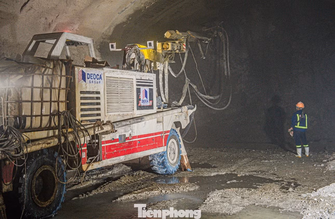 Riêng hầm số 3 (dài 3.200m) là hầm xuyên núi dài nhất trên hệ thống cao tốc Bắc - Nam phía Đông. Đến nay đã đào đồng thời hai ống hầm cả nhánh trái và nhánh phải với tổng chiều dài khoảng 3.000/6.400m.