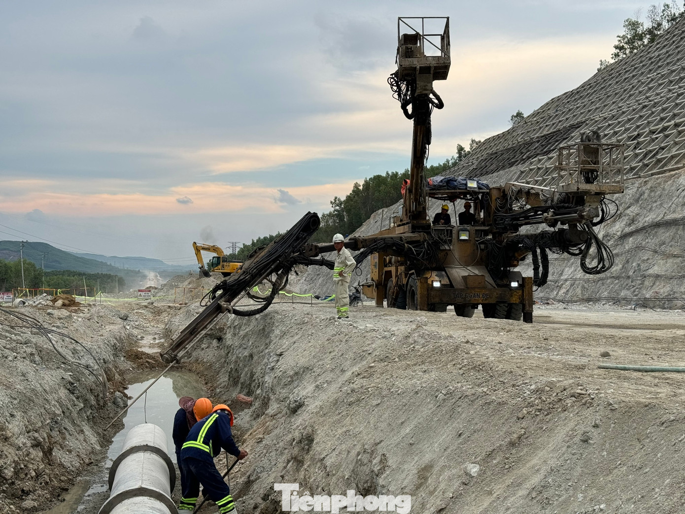 Lãnh đạo Công ty Cổ phần Tập đoàn Đèo Cả (nhà thầu thi công) cho biết, để hoàn thành kế hoạch đề ra trong năm 2024, trong dịp lễ 2/9, nhà thầu đã triển khai 50 mũi thi công, với hơn 4.000 nhân sự, 1.750 máy móc thiết bị tại công trường.