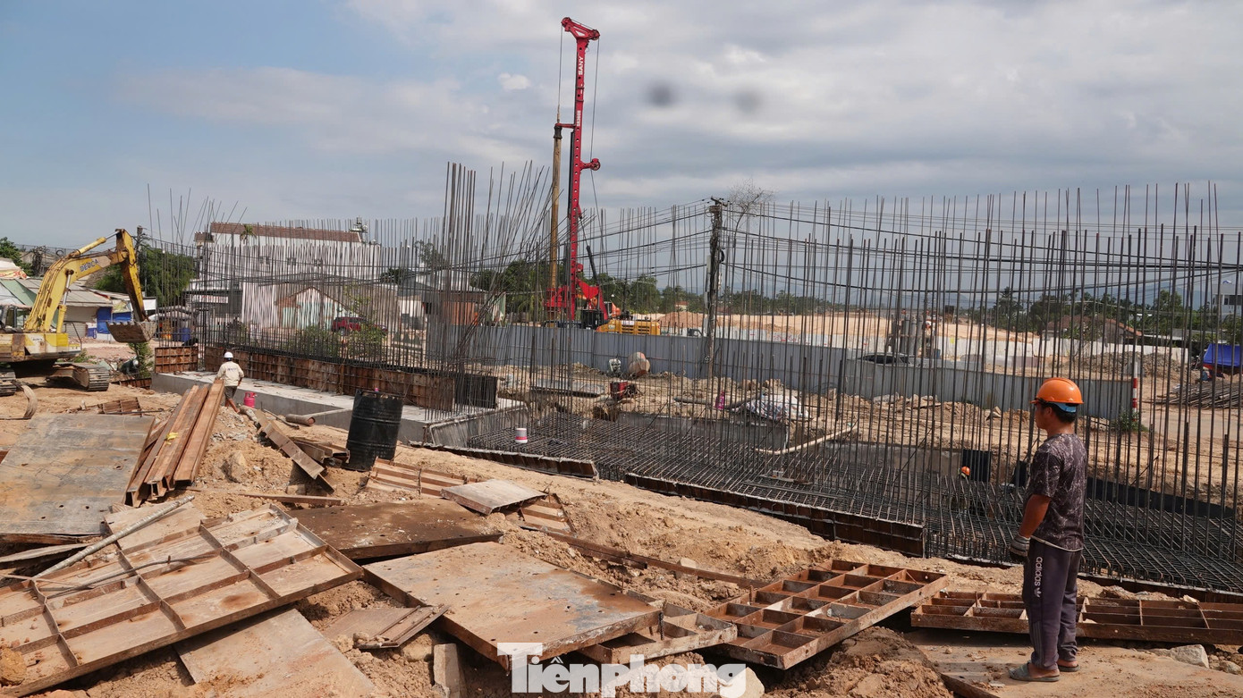 Hiện, cả 3 gói thầu (XL1, XL2, XL3) thuộc tuyến cao tốc Quảng Ngãi - Hoài Nhơn đều tổ chức thi công 3 ca. Còn các hạng mục hầm xuyên qua núi, nhà thầu thi công liên tục 24/24, các kỹ sư, công nhân thay ca nhau làm việc liên tục không ngừng nghỉ.