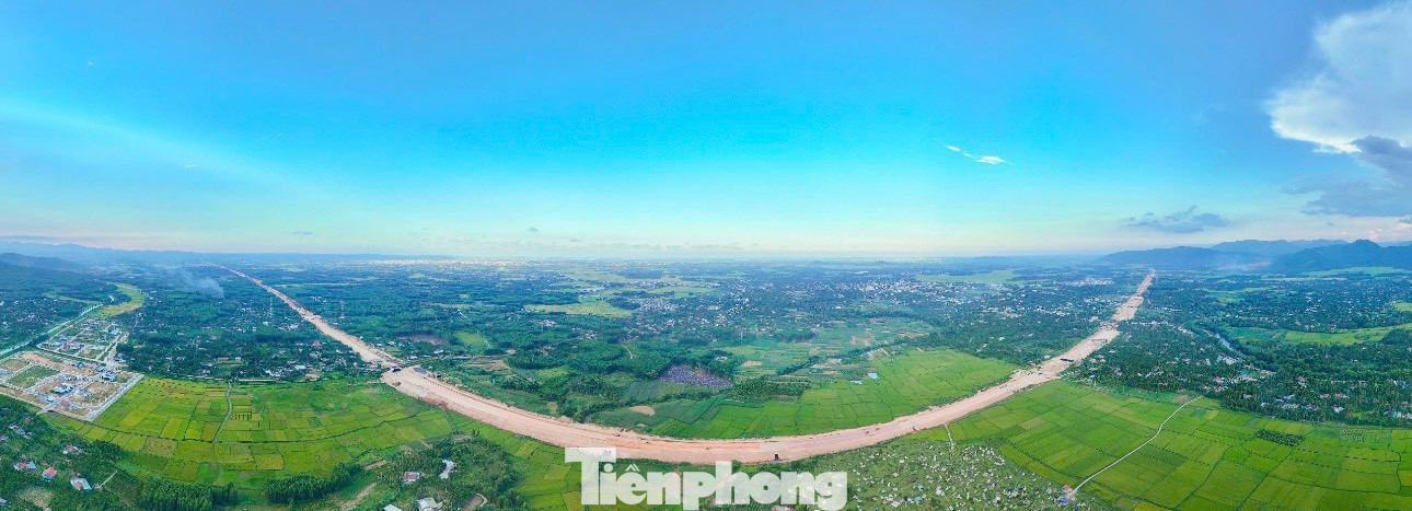 Dự án có chiều dài 88km, tổng mức đầu tư hơn 20.400 tỷ đồng. Trong đó đoạn qua địa phận tỉnh Quảng Ngãi dài 60,3km, qua tỉnh Bình Định dài 27,7km. Giai đoạn 1, cao tốc Quảng Ngãi - Hoài Nhơn có quy mô 4 làn xe, vận tốc 80km/h. Dự án do Ban Quản lý dự án 2 (Bộ GTVT) làm chủ đầu tư. Theo kế hoạch, dự án phải hoàn thành toàn tuyến vào quý III năm 2026.