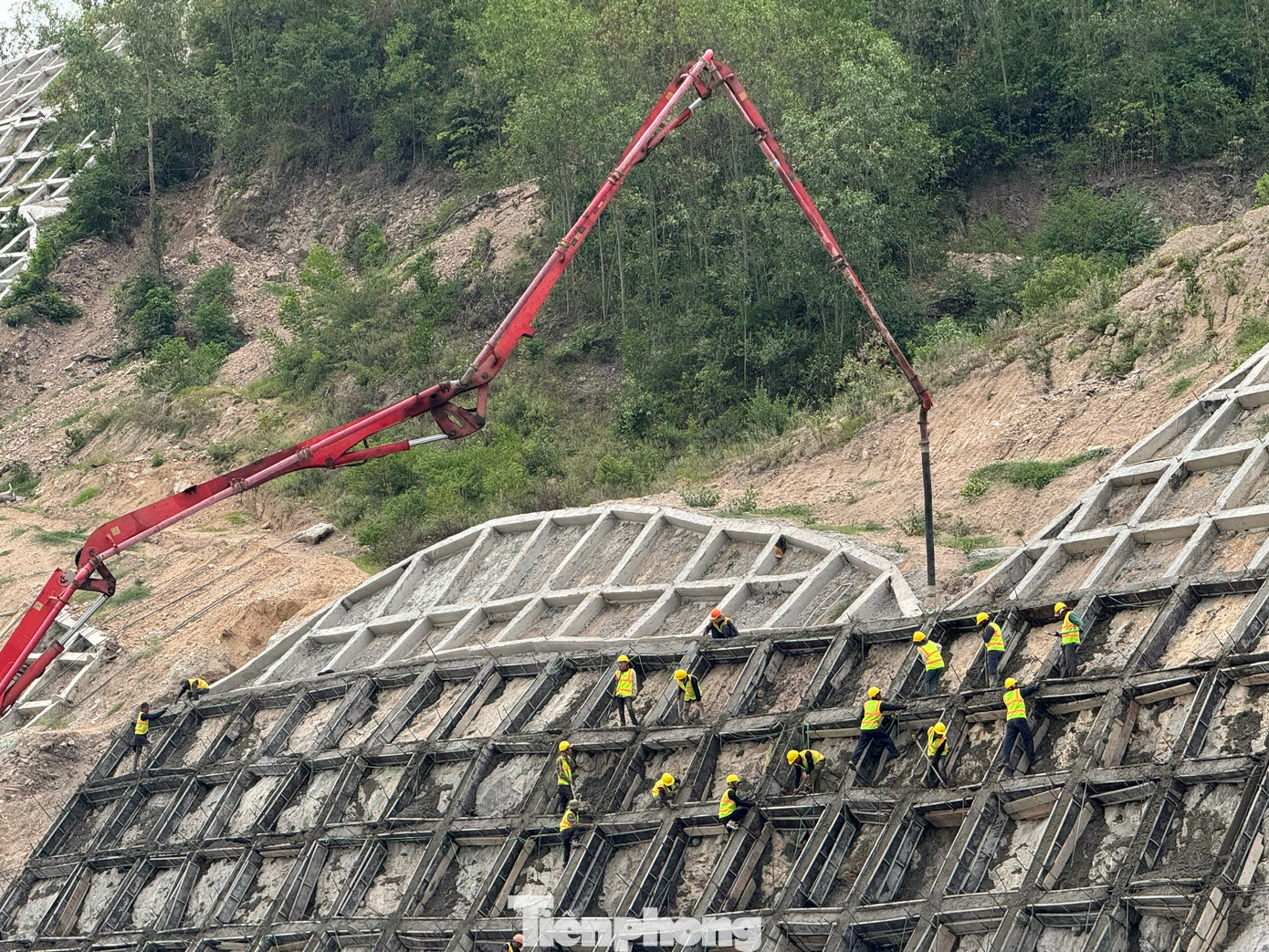 Công nhân phải đu bám vào vách núi để thi công ta luy.