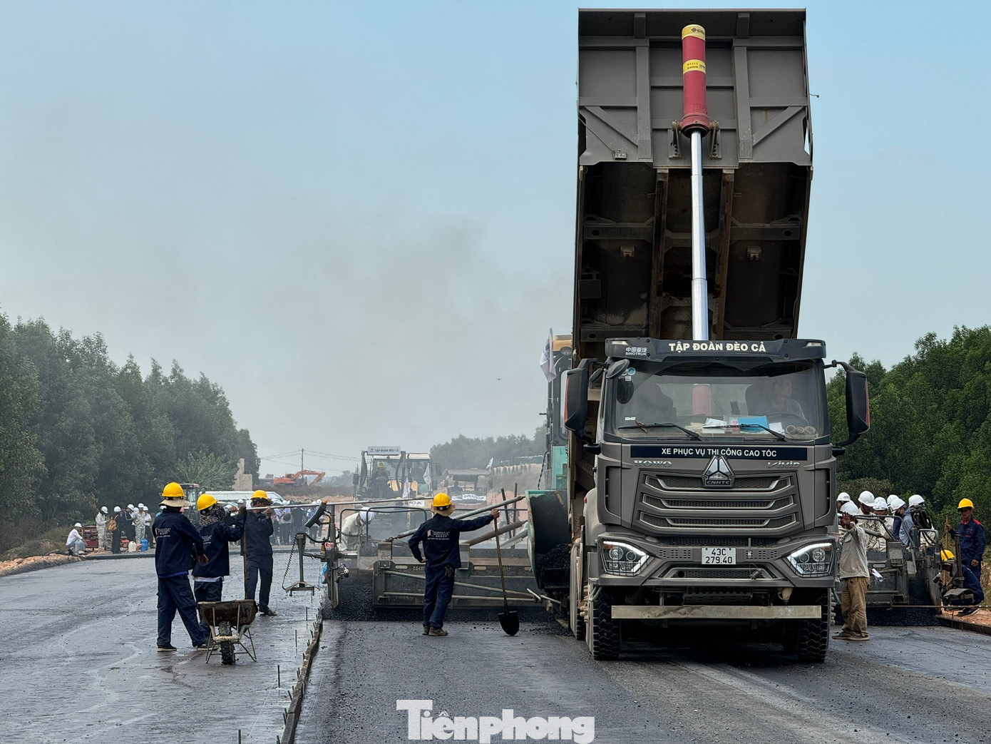 Các nhà thầu đang đẩy nhanh tiến độ thi công nhằm đưa dự án "về đích" sớm hơn kế hoạch đề ra. Các nhà thầu đang đẩy nhanh tiến độ thi công nhằm đưa dự án "về đích" sớm hơn kế hoạch đề ra.