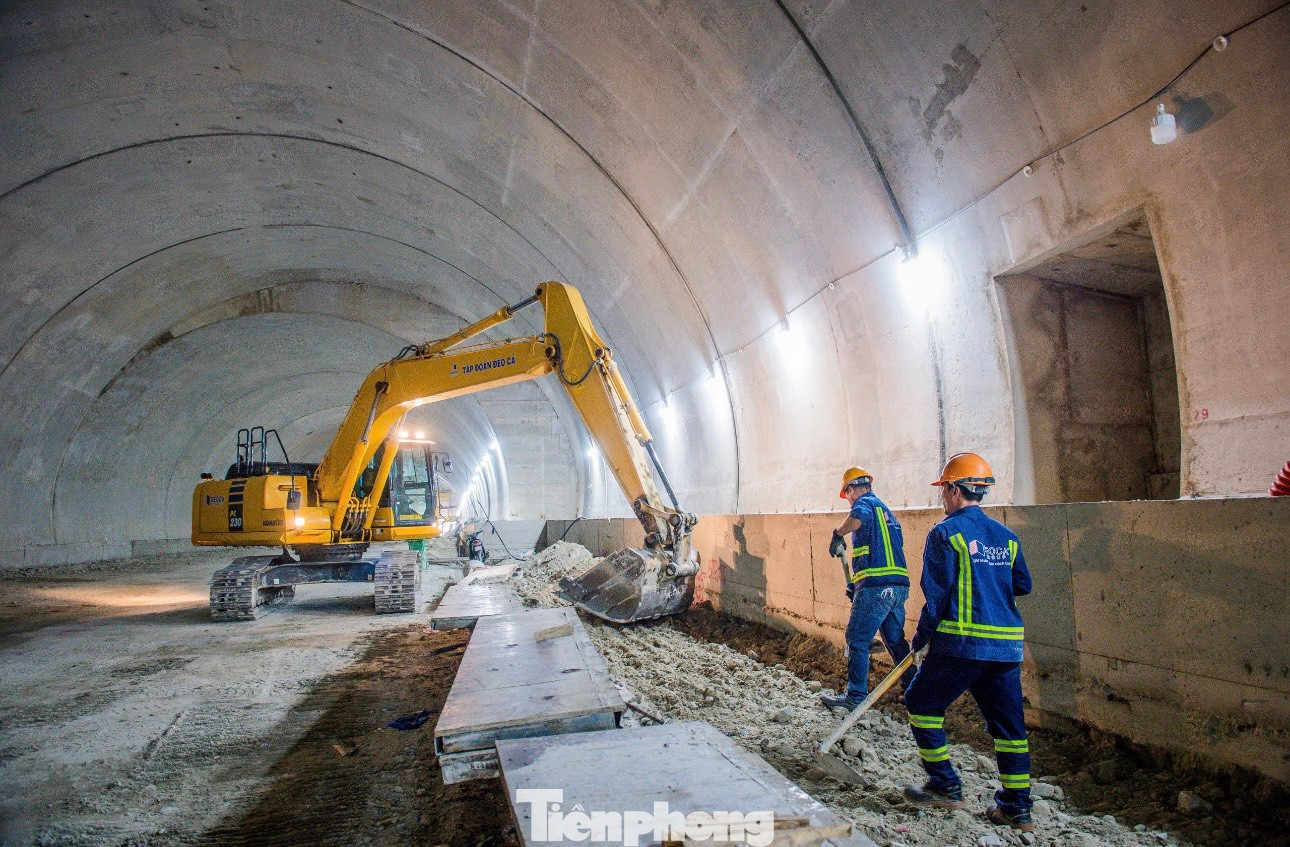 Hầm số 1 và 2 đã được đào thông và đã cơ bản hoàn thiện phần xây dựng bê tông vỏ hầm, móng đường… đủ điều kiện để thi công các hạng mục hoàn thiện như mặt đường và thiết bị cơ điện.